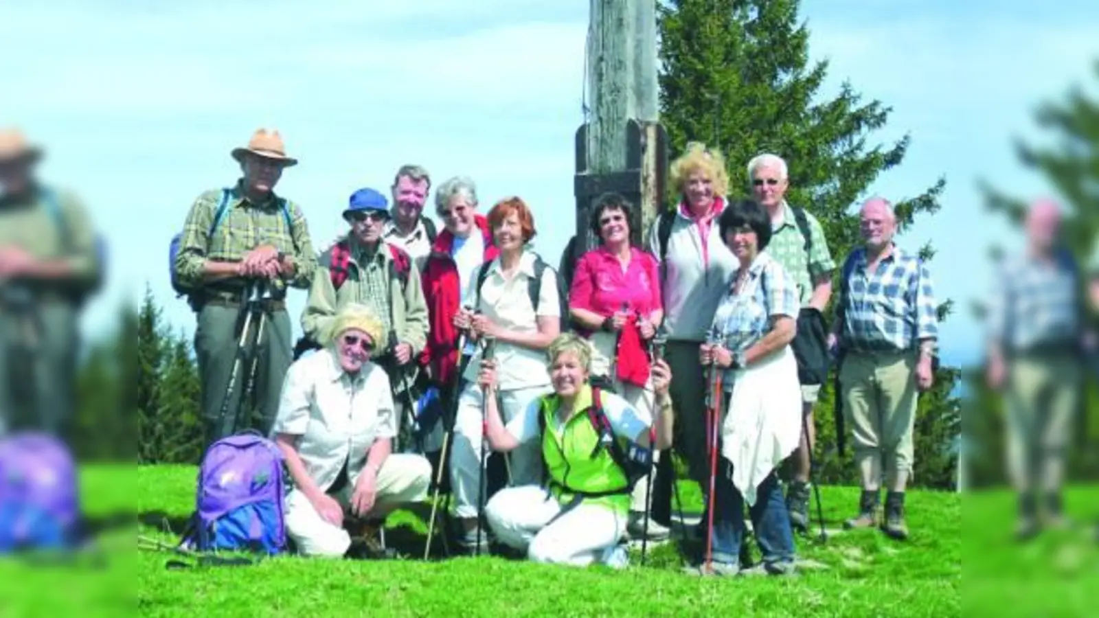 Die 13 Teilnehmer der Bergwanderung freuten sich über herrliche Wetter und den phantastischen Ausblick. (Foto: pi)