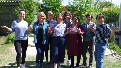 Das Team von Treffam besteht aus vielen helfenden Händen, darunter (v. l.): Lilli Brkic, Iskra Petkova, Corinne Mortoray, Ursula Maier (Leiterin), Margareta Beck, Jyoti Prabhjot, Louba Chauska und Hyeyoung Kim. (Foto: kö)