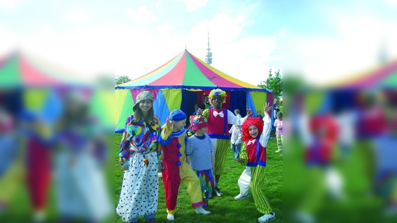 Für bunte und abwechslungsreiche Zirkusvorstellungen benötigt der Zirkus Pumpernudl immer wieder schöne Kostüme. (Foto: pi)