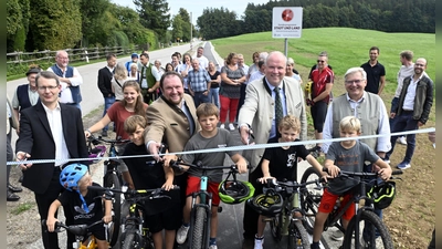 Gaben den Weg offiziell frei (stehend von links): Ministerialrat Hans Jörg Oelschlegel, Ayings Erster Bürgermeister Peter Wagner und Landrat Christoph Göbel mit dem Ayinger Altbürgermeister Johann Eichler. (Foto: LRA München)