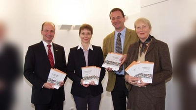Die neue Kinderbetreuungsbroschüre präsentieren hier (v.l.) der Gewerbeverbandsvorsitzende Jürgen Biffar, die Elternbeiratsvorsitzende Michaela Wienke, Oberbürgermeister Andreas Haas und Eike Höppner, Referentin für Kindergärten, Horte und Schulsozialarbeit. (Foto: Eva Schraft)