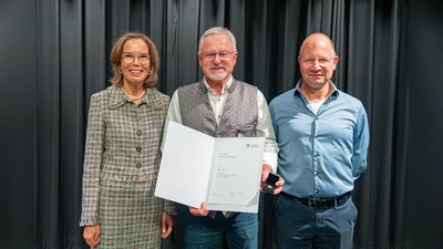 Alfons Geyer wurde für seine ehrenamtliche Tätigkeit bei der Nachbarschaftshilfe Oberhaching ausgezeichnet. Es gratulierten ihm die Stellvertretende Landrätin Nicola Gerhardt und Oberhachings 2. Bürgermeister Ludwig Pichler.  (Foto: LRA/Wening)