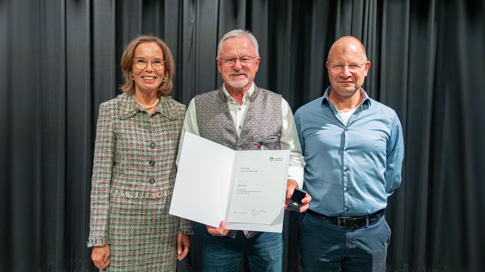 Alfons Geyer wurde für seine ehrenamtliche Tätigkeit bei der Nachbarschaftshilfe Oberhaching ausgezeichnet. Es gratulierten ihm die Stellvertretende Landrätin Nicola Gerhardt und Oberhachings 2. Bürgermeister Ludwig Pichler.  (Foto: LRA/Wening)