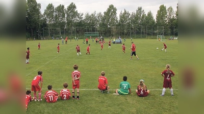 Konkurrenz beobachten, anfeuern, mitspielen: das ist der MUCup.	 (Foto: Rot-Weiß Klettham/David Stotz)