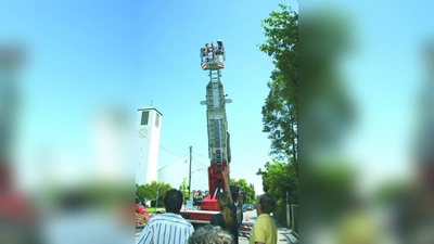 Mutige und schwindelfreie Besucher konnten mit der Drehleiter etwa 30 Meter in die Höhe fahren. (Foto: ls)