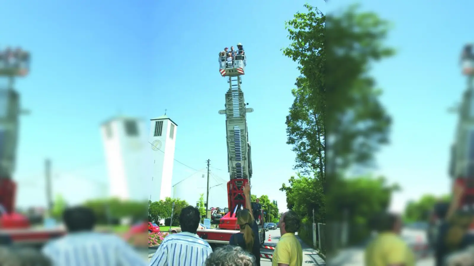 Mutige und schwindelfreie Besucher konnten mit der Drehleiter etwa 30 Meter in die Höhe fahren. (Foto: ls)