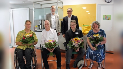 Bei der 25-Jahr-Feier: (vorne, v. l.) Christoph Fischer, Bewohnervertreter Uwe Vittinghof, Prof. Dr. Stephan Heres und Jutta Koller; (hinten, v. l.) Ludwig Mittermeier und Christian Jäger (Foto: Ralf Horschmann)