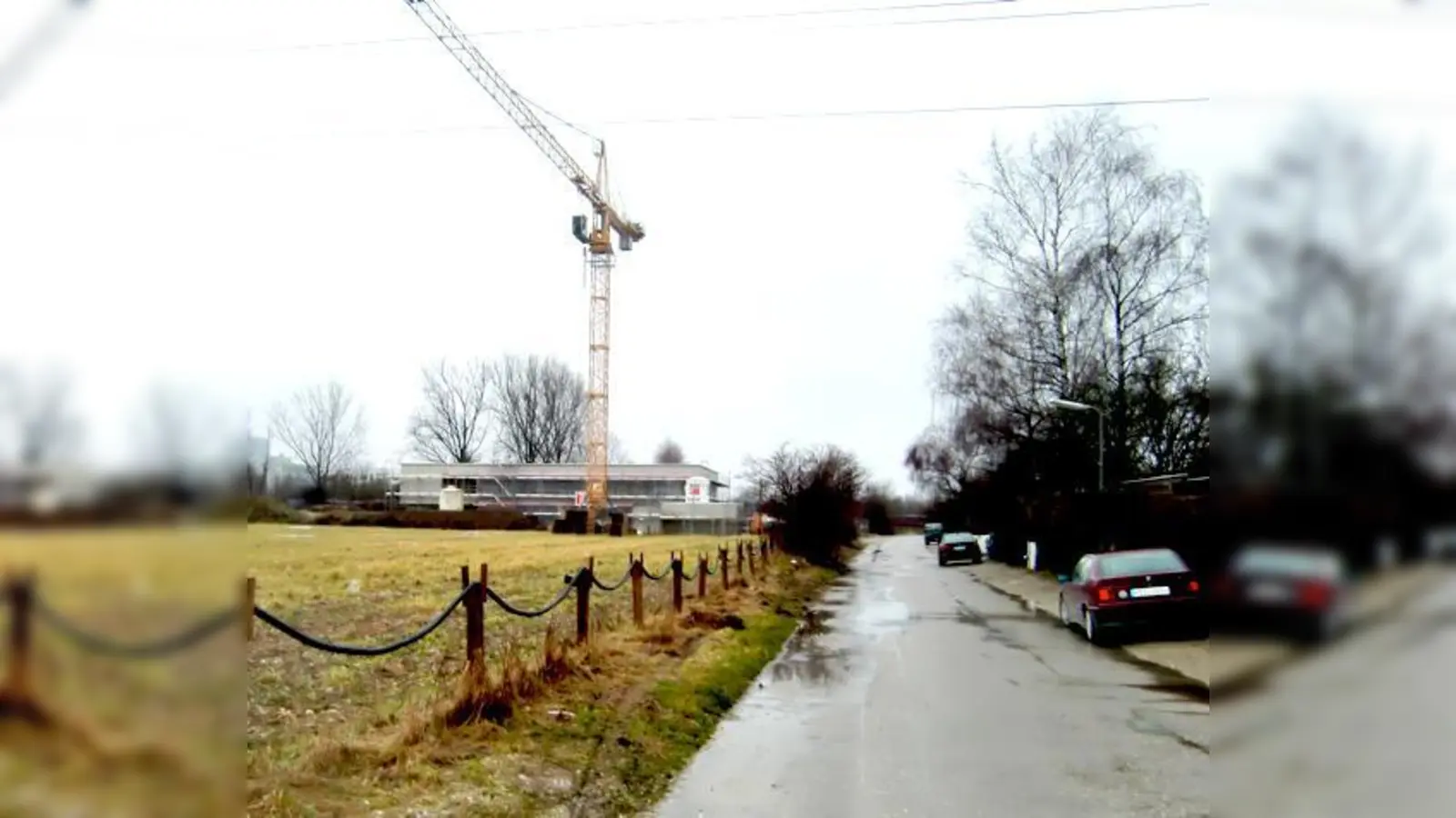 Am Schimmelweg in Daglfing, der auf zehn Meter Breite erweitert wird, werden im Zuge der im Bau befindlichen Kindertagesstätte auf Anregung der Lokalpolitiker Längsparkbuchten angelegt. 	 (Foto: hgb)