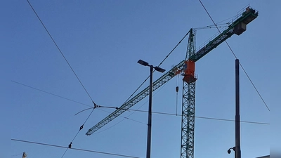 Von einem Kranausleger 15 Meter in die Tiefe gestürzt ist in den frühen Morgenstunden des Freitags, 13. Juni, eine junge Frau, nachdem sie sich unerlaubt Zutritt zu einer Baustelle verschafft hatte.  (Symbolbild: mha)