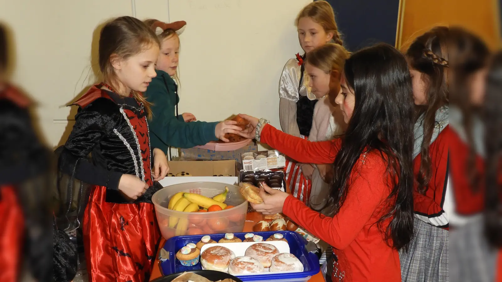 Für die leckere Brotzeit zugunsten der Erdbebenopfer griffen die Schulkinder der Theresen-Grundschule tief in die Taschen, denn der Erlös wurde gespendet.  (Foto: Theresen-Grundschule)