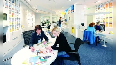 Beratung und Service rund um Auto, Motorrad, Urlaub und Freizeit im wieder eröffneten ADAC Service Center am Sendlinger Tor. (Foto: ADAC)