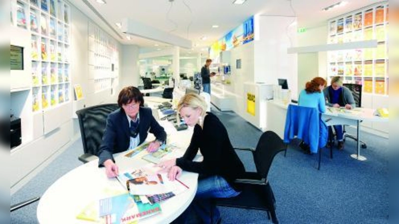 Beratung und Service rund um Auto, Motorrad, Urlaub und Freizeit im wieder eröffneten ADAC Service Center am Sendlinger Tor. (Foto: ADAC)