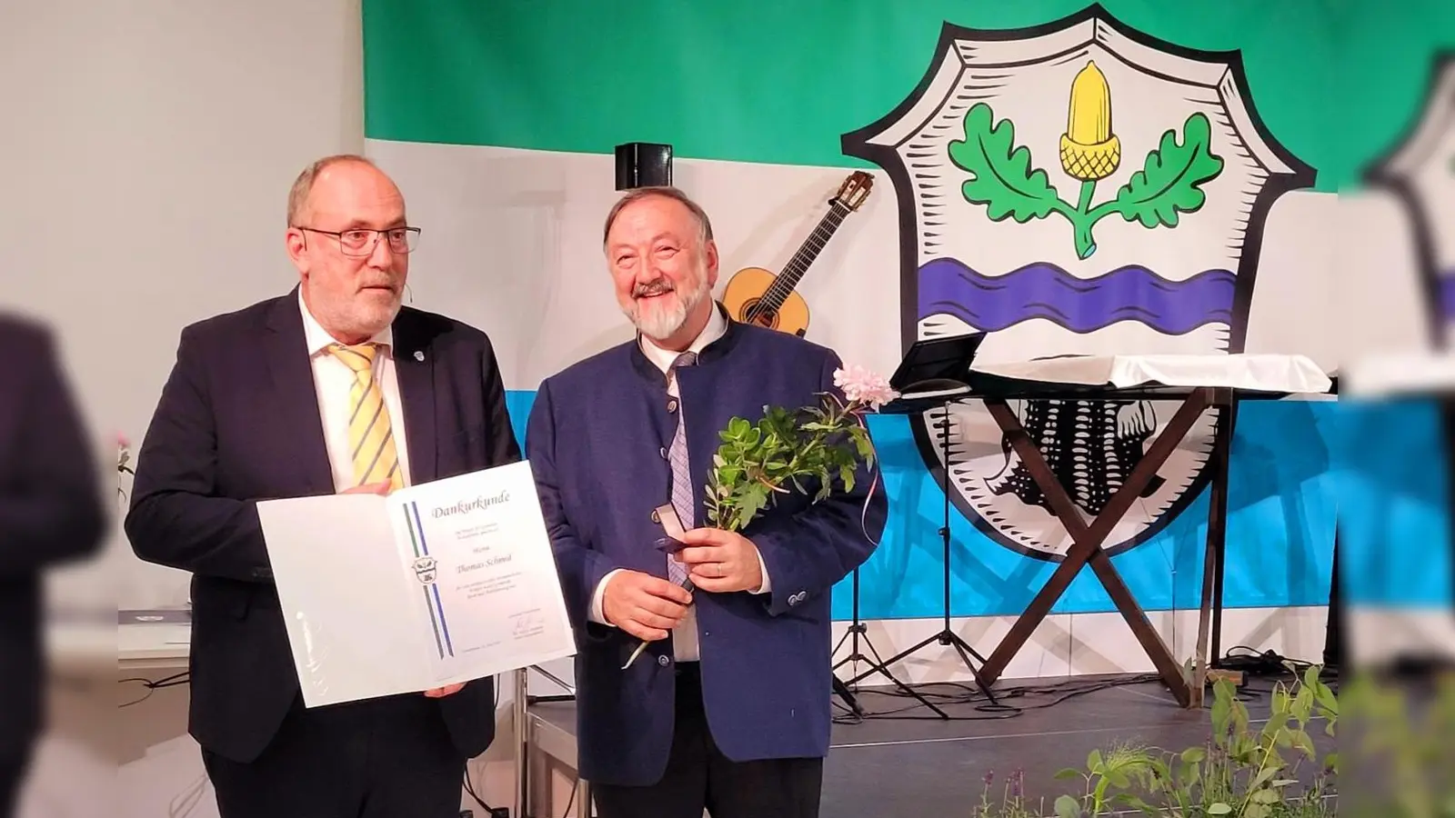 Thomas Schmid (r.) wurde für sein langjähriges Engagement mit der Silbernen Ehrennadel von Bürgermeister Dr. Stefan Straßmair (l.) ausgezeichnet. (Foto: Schmid)