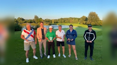 Die glücklichen Sieger (von links): Walter Kauderer (AK 65), Thomas Kuhn (Herren), Deniz Akar (Jugend), Karin Danner (Seniorinnen), Constance Johnson (Damen) und Peter Wamboldt (Senioren). (Foto: GC)