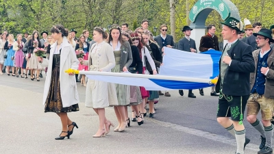 Noch trockenen Fußes konnten die Burschen und Madln die Fahne zur Weihe in die Kirche St. Peter und Paul in einem Festzug tragen. (Foto: hw)