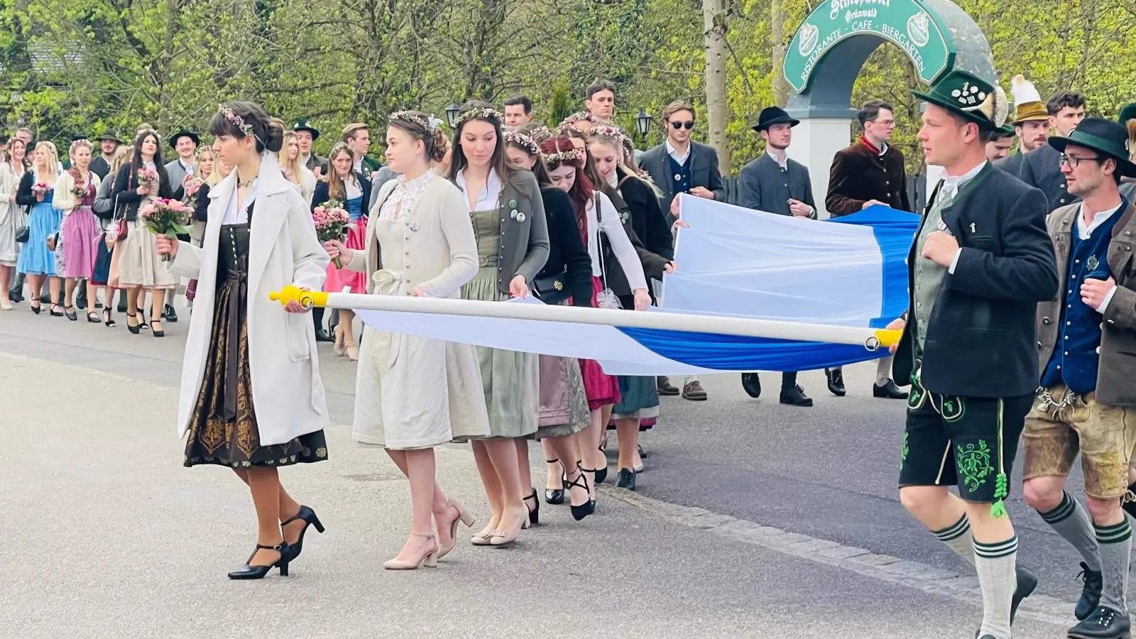 Noch trockenen Fußes konnten die Burschen und Madln die Fahne zur Weihe in die Kirche St. Peter und Paul in einem Festzug tragen. (Foto: hw)