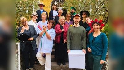 Die Mitspieler vom Projekt "Grenzen.Los.Spielen" präsentieren sich vor dem Probenraum in der Borstei. (Foto: VA)