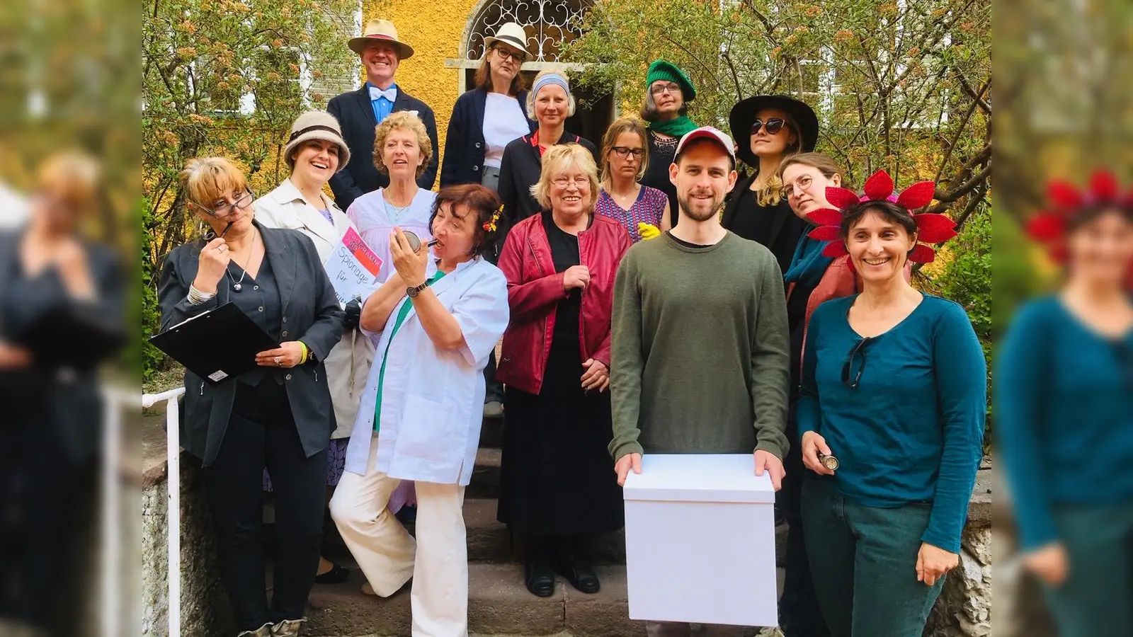 Die Mitspieler vom Projekt "Grenzen.Los.Spielen" präsentieren sich vor dem Probenraum in der Borstei. (Foto: VA)