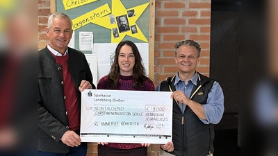 Freude bei der Spendenübergabe (v.l.): Christoph Amberger (Präsident Rotary Club), Katharina Casper (Schulleiterin) und Harald Ostler (Mitglied Rotary Club). (Foto: Rotary Club Ammersee-Römerstraße)