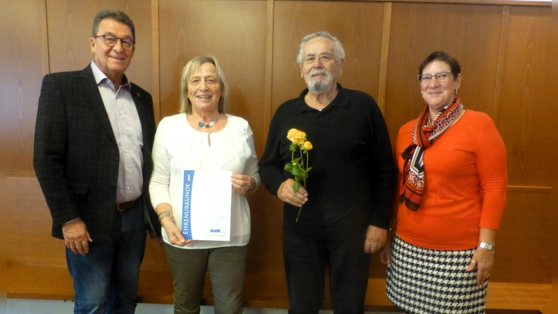 Der Geehrte Wolfgang Ley eingerahmt von (li.n.re) Roland Frick, Angelika Diefenthaler und der Stellvertretenden Vorsitzenden Hannelore Widl. (Foto: Georg Rittler)