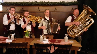 Die Volksmusikfreunde Geisenbrunn laden ein zum Geisenbrunner Herbsthoagartn am 27. Oktober. (Foto: Volksmusikfreunde Geisenbrunn)