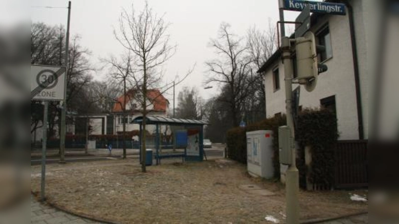 Befestigung ja oder nein? Die Haltestelle an der Obermenzinger Rubensstraße soll nicht weiter durch den Trampelpfad verschandelt werden. (Foto: US)