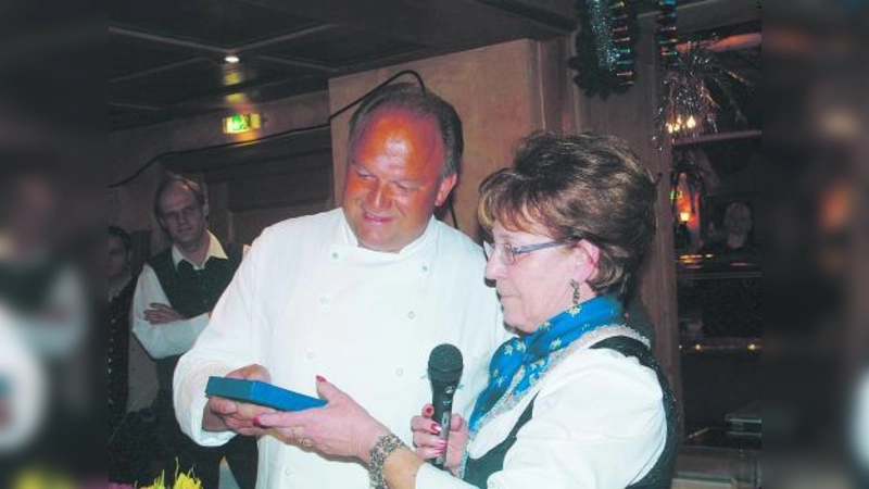 BA-Vorsitzende Ingeborg Staudenmeyer überreichte Hirschgartenwirt Johann Eichmeier ein Schild für das von ihm erstandene Stadtteil-Bild. (Foto: bb)