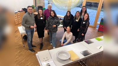 Bürgermeister Frank Zellner (l.), Beate Siegle vom Kochsalon (3.v.l.), Kita-Mitarbeiterinnen und Teilnehmerinnen waren vom Job-Dating angetan.  (Foto: Kindergarten St. Johann)
