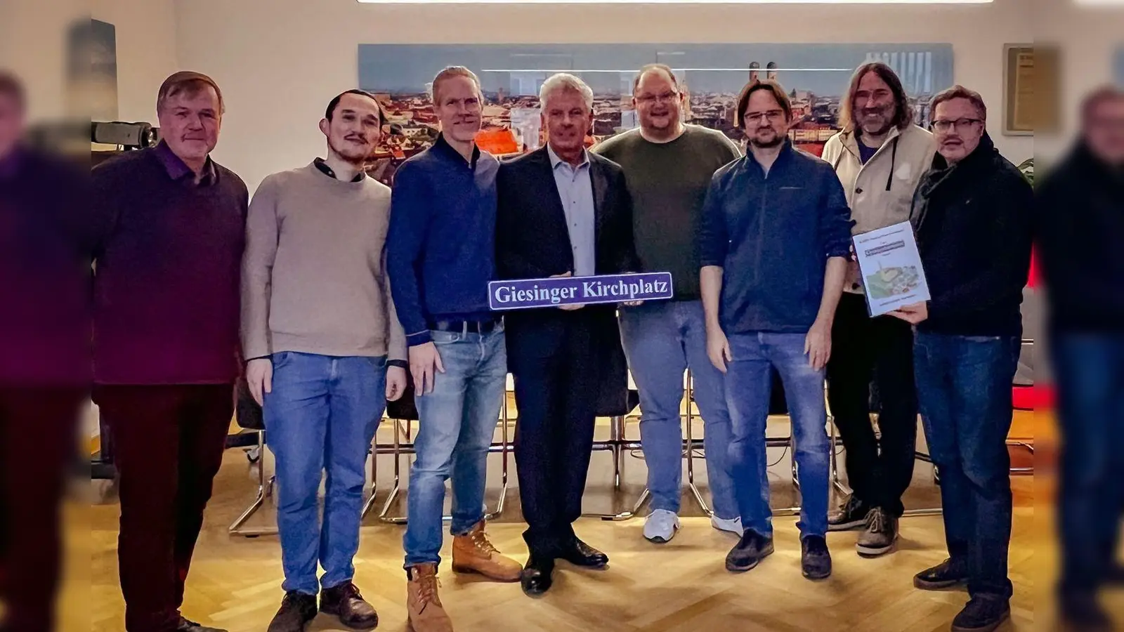 Oberbürgermeister Dieter Reiter und Vertreter der SPD-Fraktion nahmen die Petition zum Giesinger Kirchplatz von Mitgliedern der Bürgerinitiative entgegen.  (Foto: Melanie Staudinger)