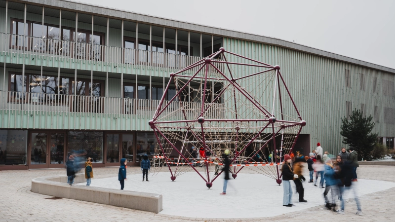 Die erzbischöfliche Franziskus-Grundschule sitzt auf dem Campus in der Preysingstraße. Der nachhaltige Holzbau ist erst im März 2023 eröffnet worden. (Foto: Lukas Dekkers)