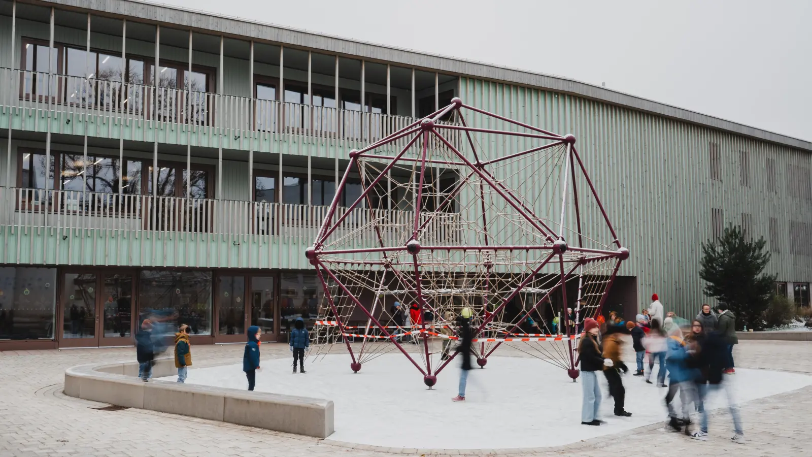 Die erzbischöfliche Franziskus-Grundschule sitzt auf dem Campus in der Preysingstraße. Der nachhaltige Holzbau ist erst im März 2023 eröffnet worden. (Foto: Lukas Dekkers)