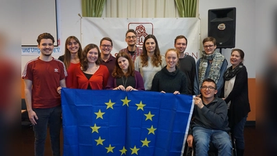 Der neu gewählte Vorstand der Jusos Oberbayern: Stefan Brix, Magdalena Wagner, Hannah Wagner, Sebastian Altmann, Jane Marino, Paul Werlich, Julia Worch, Angela Gleißl, Fabian Kors, Reka Molnar, Nico Wunderle und Sabine-Petra Hettler. (Foto: Jusos)