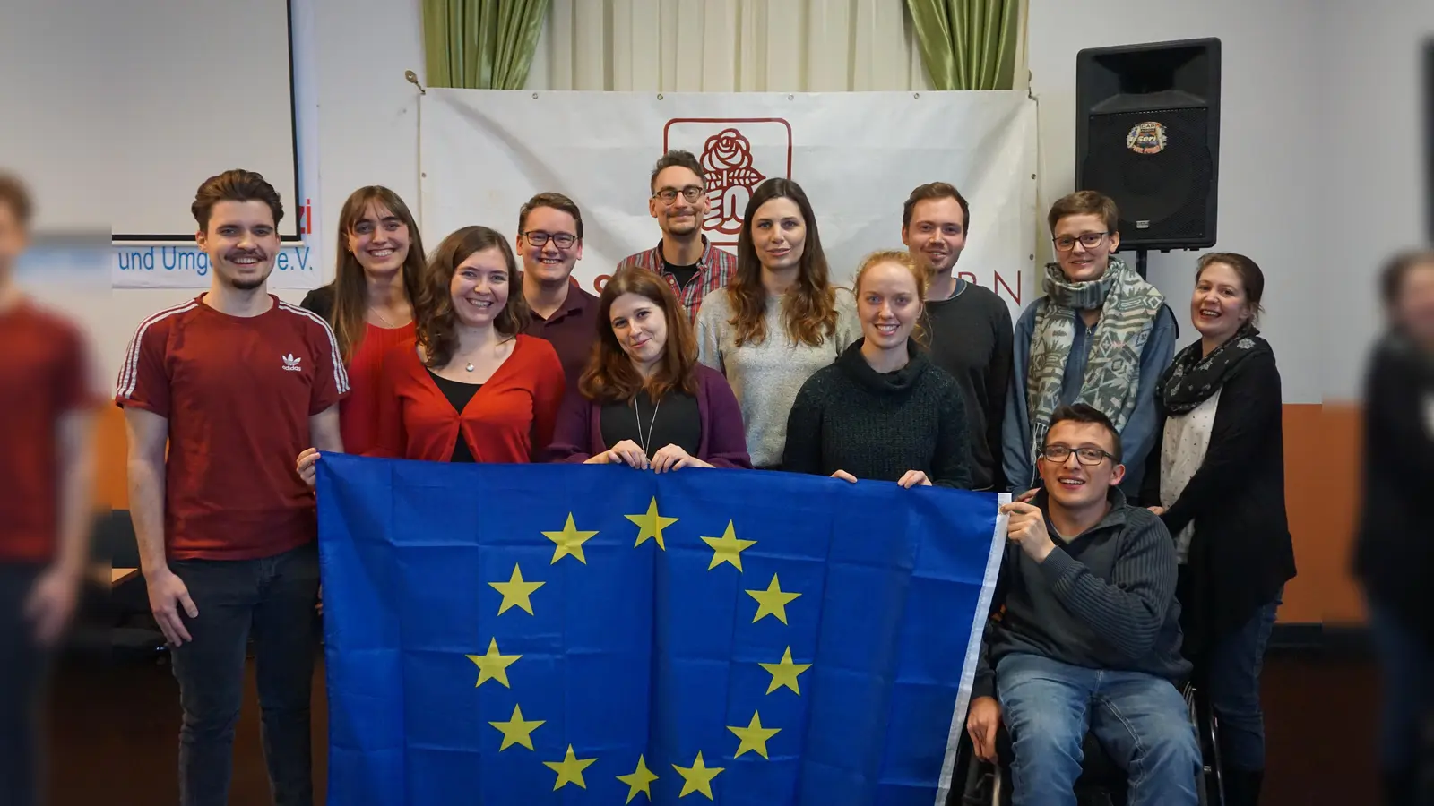 Der neu gewählte Vorstand der Jusos Oberbayern: Stefan Brix, Magdalena Wagner, Hannah Wagner, Sebastian Altmann, Jane Marino, Paul Werlich, Julia Worch, Angela Gleißl, Fabian Kors, Reka Molnar, Nico Wunderle und Sabine-Petra Hettler. (Foto: Jusos)