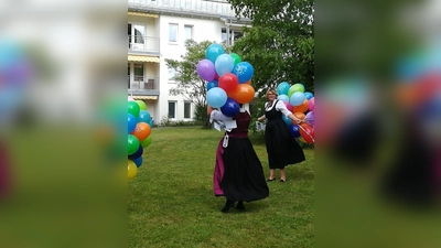 Zum Geburtstag stiegen Luftballons mit guten Wünschen von den Bewohnern in die Luft. (Foto: Malteserstift St. Josef)