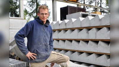 Am Ende der Ausbildung zum Betonfertigteilbauer stellen die gesuchten Spezialisten langlebige Fertigteile her, auf die im Baubereich heute nicht mehr verzichtet werden kann. Rohre, Wände, Treppen oder andere Bauteile werden mit Hilfe spezieller Schalungen vorproduziert und im richtigen Moment auf die Baustelle geliefert. (Foto: betonbild.org/txn)