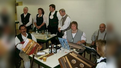 Beim Hoagartn des Neuaubinger Maibaum-Vereins taten sich für etliche Lieder auch verschiedene Gruppen zusammen: Hier lassen sich die Alt-Aubinger Sänger von der Kronwinkler Zierch- und Soatnmusi begleiten. (Foto: Alfred Lehmann)