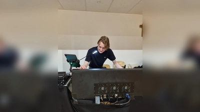 Lorenz Penzkofer bringt seine Erfahrung im Bereich Licht/Ton bei der Jungen Bühne ein (Foto: Bühne Moosburg)