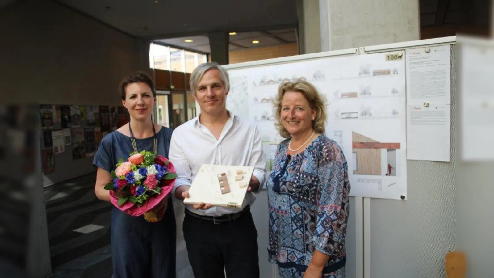 An einen Kamm mit drei Zinken erinnert das Modell für das Kinderhaus in Perchting, das Franziska Essler und Walter Waldrauch von der „Raumstation Architekten“ (hier mit Starnbergs Bürgermeisterin Eva John) den 1. Preis im Wettbewerb einbrachte. (Foto: con)