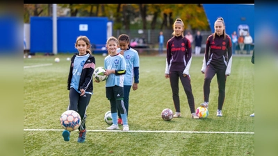 Teilnehmerinnen am Projekt „Mädchen an den Ball“ werden ab 2026 nicht mehr auf dem Platz der FT Gern trainieren können. (Foto: BIKU)