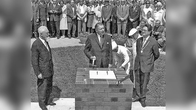 Grundsteinlegung Neuperlach Nord mit Alois Hundhammer, Lauritz Lauritzen und Oberbürgermeister Jochen Vogel. (Foto: Festring Perlach)