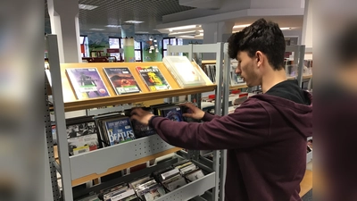 Medien ausleihen ist in fünf weiteren Stadtbibliotheken demnächst auch am Wochenende möglich. (Archivbild: dm)