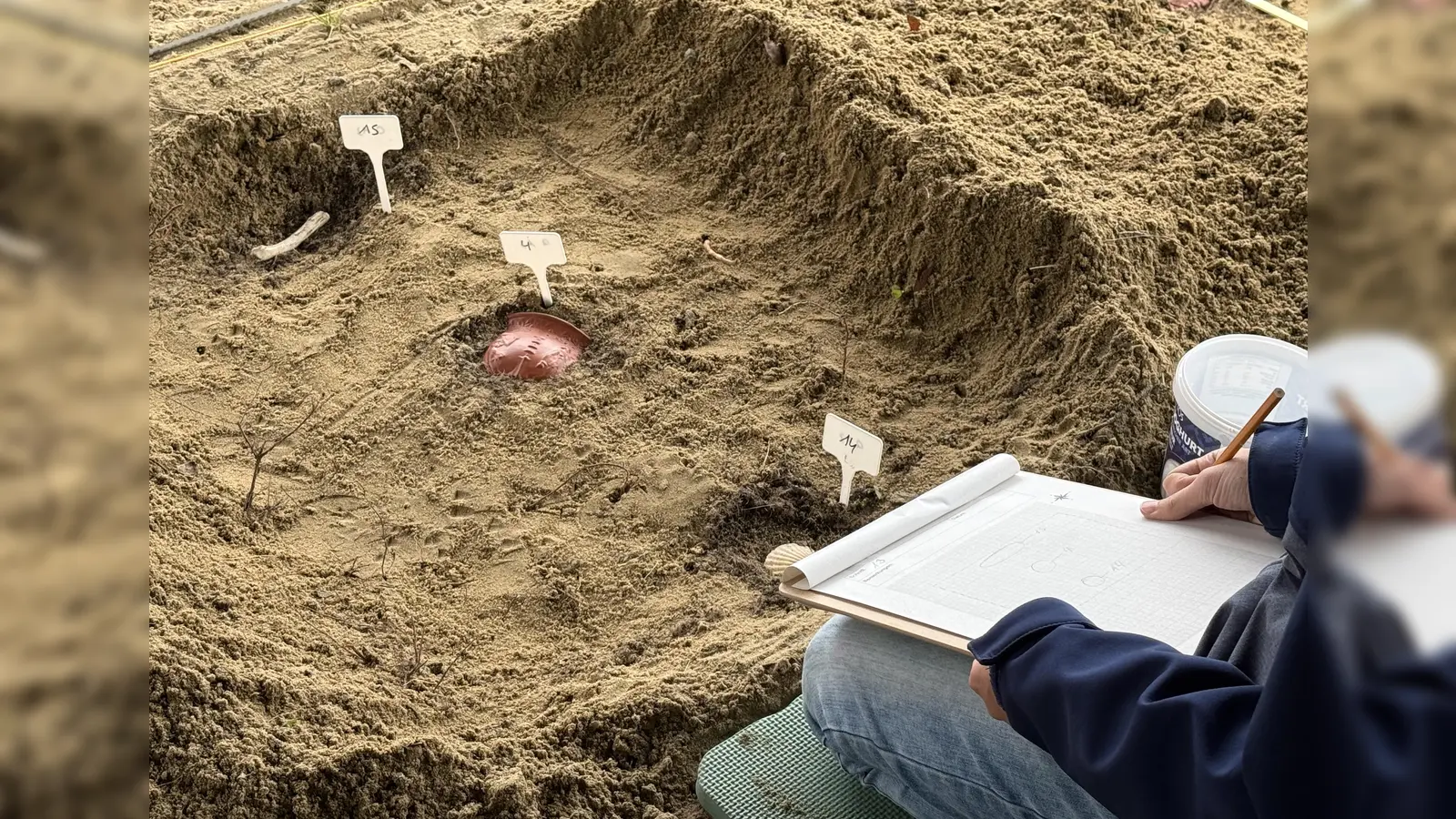 Die Funde werden wie bei einer echten Ausgrabung dokumentiert, gezeichnet und fotografiert. (Foto: pst)