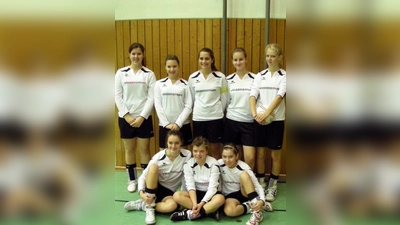 Nehmen an den Süddeutschen Meisterschaften im Faustball teil: hinten v.l. Marina Gawenda, Lisa Ruhdorfer, Tina Campinge, Eva Willer, Clara Elixmann und vorne v.l. Johanna Ries, Marina Seuffert, Vroni Langosch. (Foto: pi)