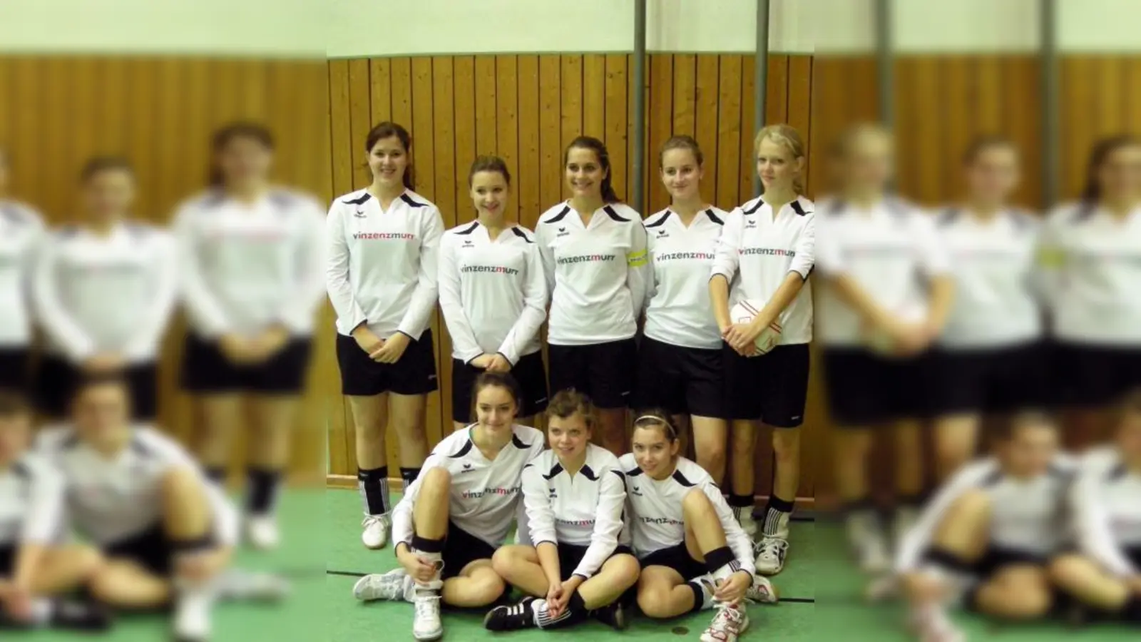 Nehmen an den Süddeutschen Meisterschaften im Faustball teil: hinten v.l. Marina Gawenda, Lisa Ruhdorfer, Tina Campinge, Eva Willer, Clara Elixmann und vorne v.l. Johanna Ries, Marina Seuffert, Vroni Langosch. (Foto: pi)