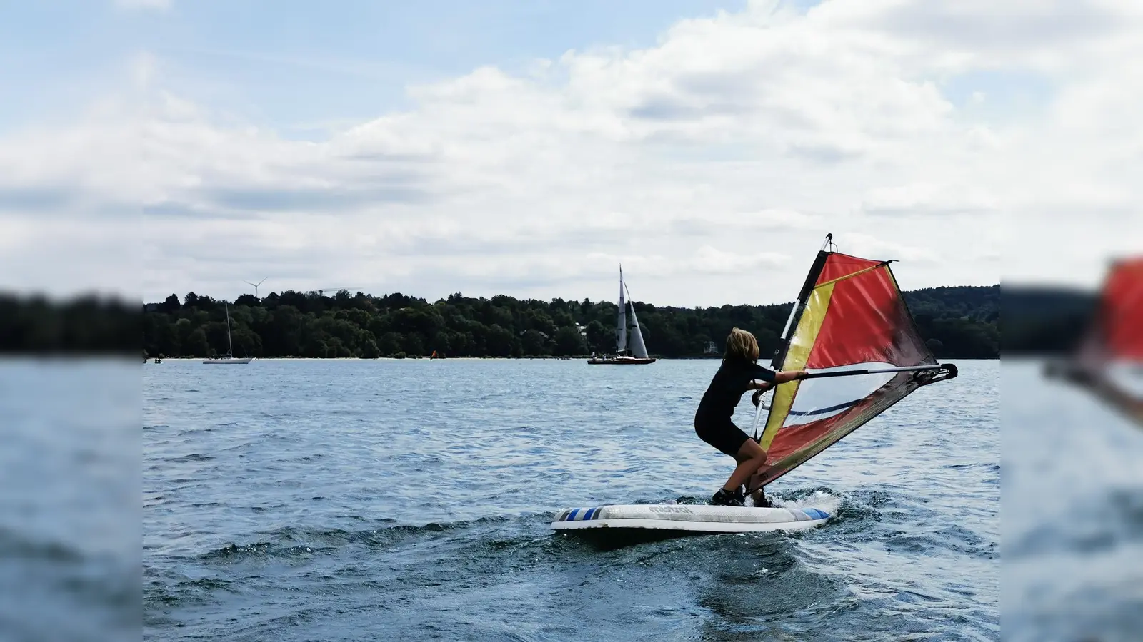 Vergnügen mit dem Wind: Unter den Ferienangeboten für Kinder war auch ein Surf-Schnupper-Kurs auf dem Starnberger See.  (Foto: Stadt Starnberg)
