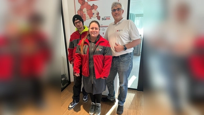 Freuen sich über den erfolgreichen Einsatz: Lukas Auernheimer, Jessica Schwarz und Markus Möbius (v. l.). (Foto: BRK Starnberg)