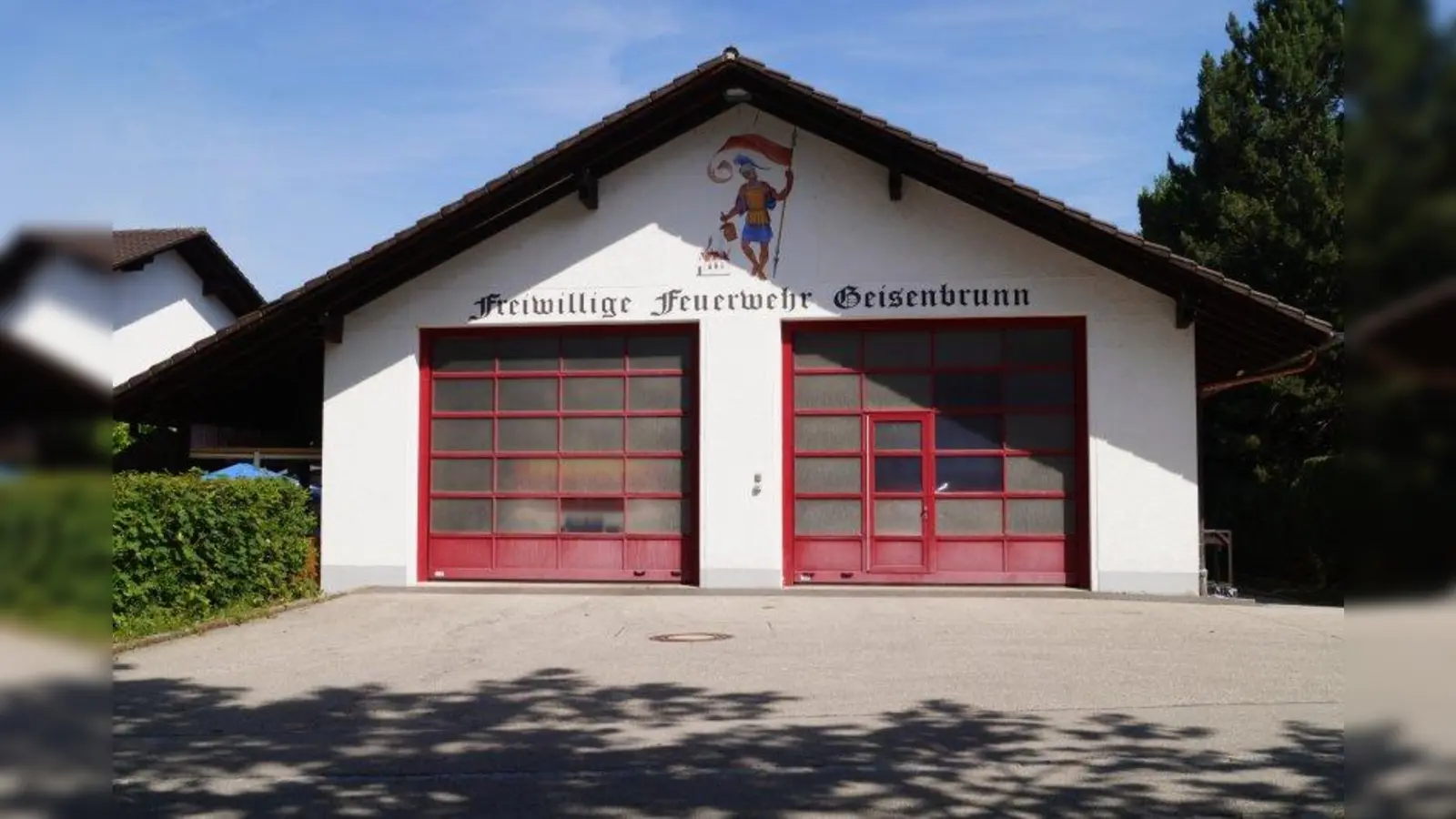 Zu klein und zu eng: Das Feuerwehrhaus der Geisenbrunner an der Tonwerkstraße. (Foto: pst)