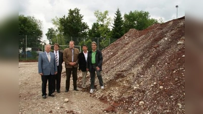 Der neue Kunstrasenplatz schafft besonders in der Jugendarbeit des Vereins optimale Trainingsbedingungen. V.l. Wolfgang Liebscher (Firma Glück), Markus Wahl (Firma Glück), TSV-Präsident und Bürgermeister Christoph Göbel, Architekt Hans-Dieter Kolaja und Fußball-Abteilungsleiter Manfred Prassler. (Foto: US)