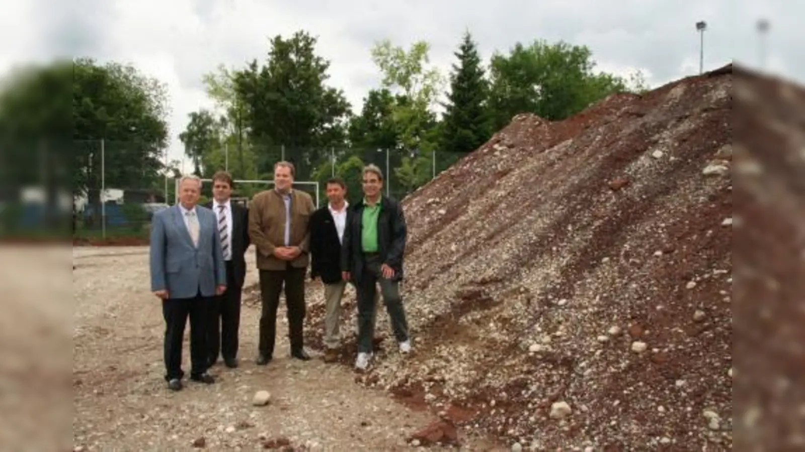 Der neue Kunstrasenplatz schafft besonders in der Jugendarbeit des Vereins optimale Trainingsbedingungen. V.l. Wolfgang Liebscher (Firma Glück), Markus Wahl (Firma Glück), TSV-Präsident und Bürgermeister Christoph Göbel, Architekt Hans-Dieter Kolaja und Fußball-Abteilungsleiter Manfred Prassler. (Foto: US)