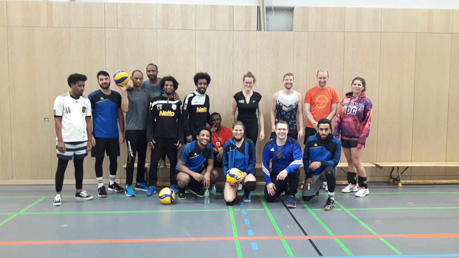 Die Mannschaften "CampusAsyl Regensburg" und "Servus und Salam", bunt gemischt. (Foto: Verein)